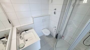 Secador de pelo, toallas, jabón y champú