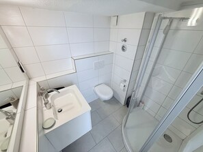Een haardroger, handdoeken, zeep, shampoo