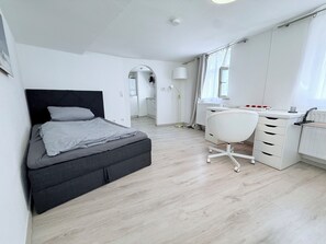 1 sovrum, skrivbord, strykjärn/strykbräda och wi-fi