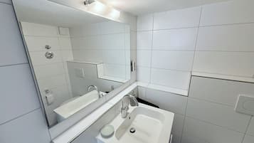 Haartrockner, Handtücher, Seife, Shampoo