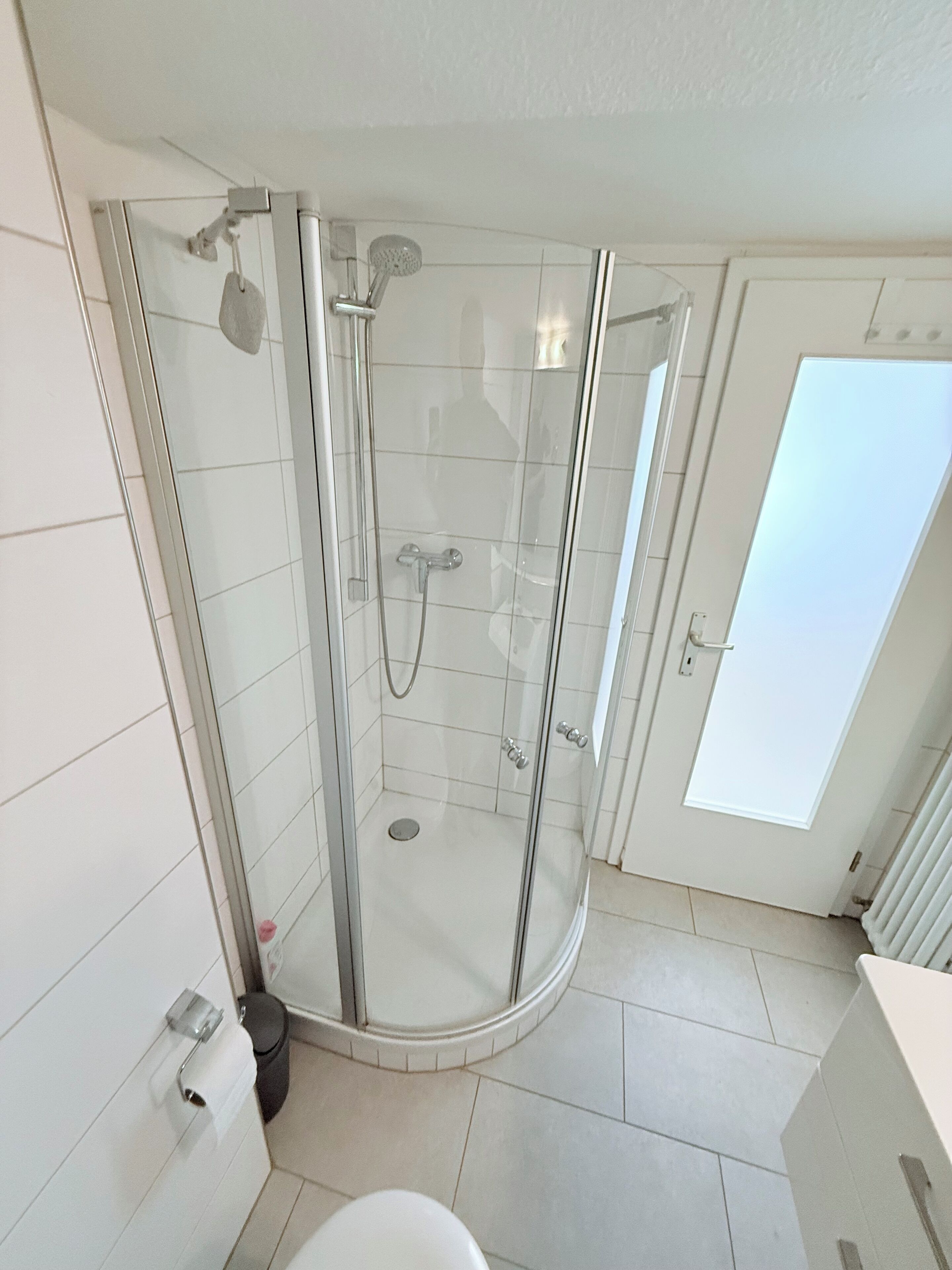 Hiustenkuivaaja, pyyhkeet, saippua, sampoo