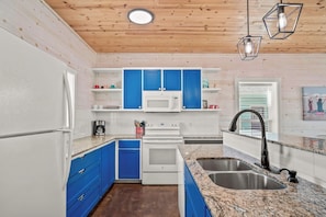 Maison en rangée, Plusieurs lits, patio (Blessed Getaway) | Cuisine privée | Réfrigérateur, four à micro-ondes, un four, surface de cuisson