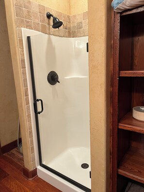 Dusche, Handtücher, Shampoo, Toilettenpapier