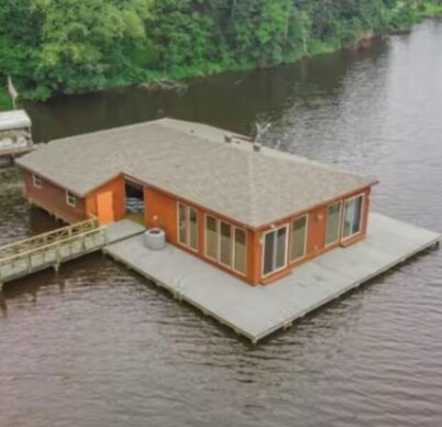 Charming Boathouse studio in beautiful Benton, LA with AC!
