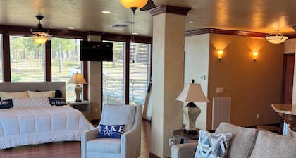 Charming Boathouse studio in beautiful Benton, LA with AC!