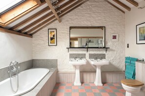 Douche, sèche-cheveux, bidet, serviettes fournies