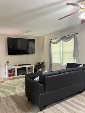 Smart TV, fireplace - Relaxing Getaway w/outdoor fire pit ,Outdoor deck, game room and near Airport (Riverdale)