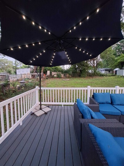 Relaxing Getaway w/outdoor fire pit ,Outdoor deck, game room and near Airport