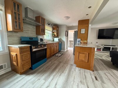 Updated Riverdale Gem Outdoor Firepit, Back Deck, Play room, Close to Airport