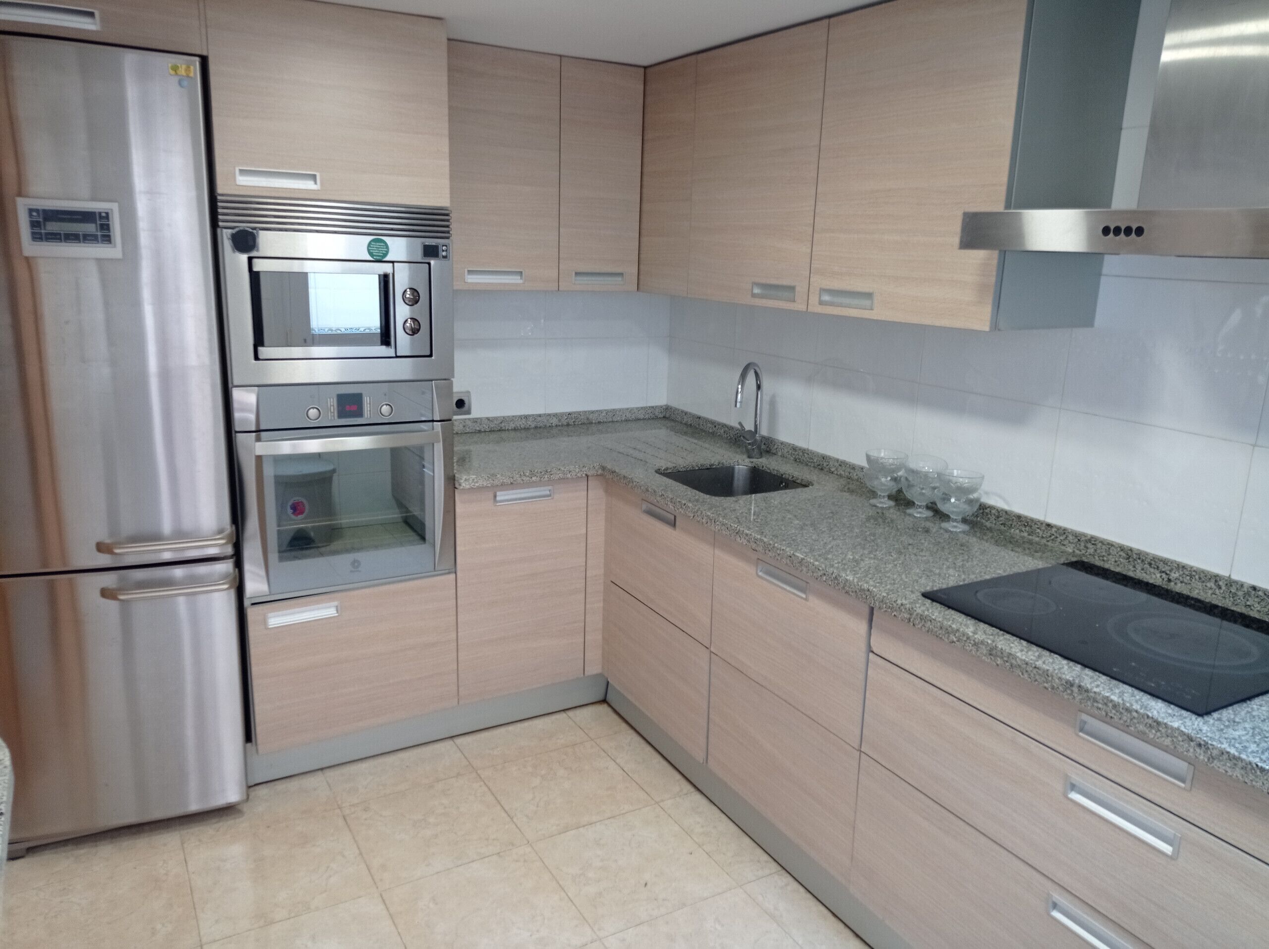 Réfrigérateur, micro-ondes, four, lave-vaisselle