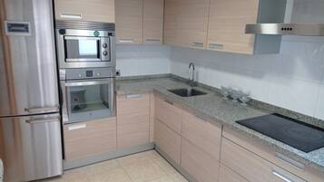 Een koelkast, een magnetron, een oven, een vaatwasser