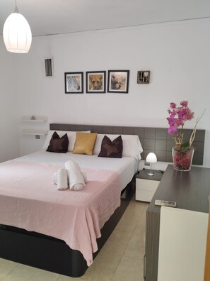 4 bedrooms, iron/ironing board, bed sheets