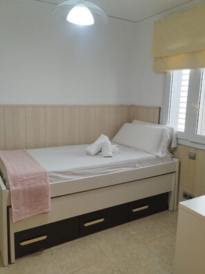 4 bedrooms, iron/ironing board, bed sheets