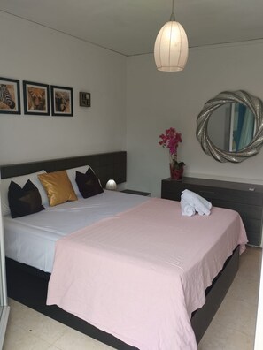 4 bedrooms, iron/ironing board, bed sheets