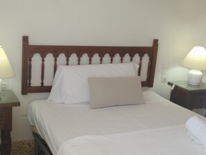 2 bedrooms, iron/ironing board, bed sheets