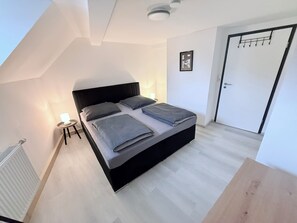 1 bedroom, desk, iron/ironing board, travel crib - StudioApart 03 - Coburg City (Coburg)