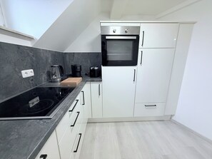 ثلاجة، ميكروويف، فرن، موقد طهي مسطح