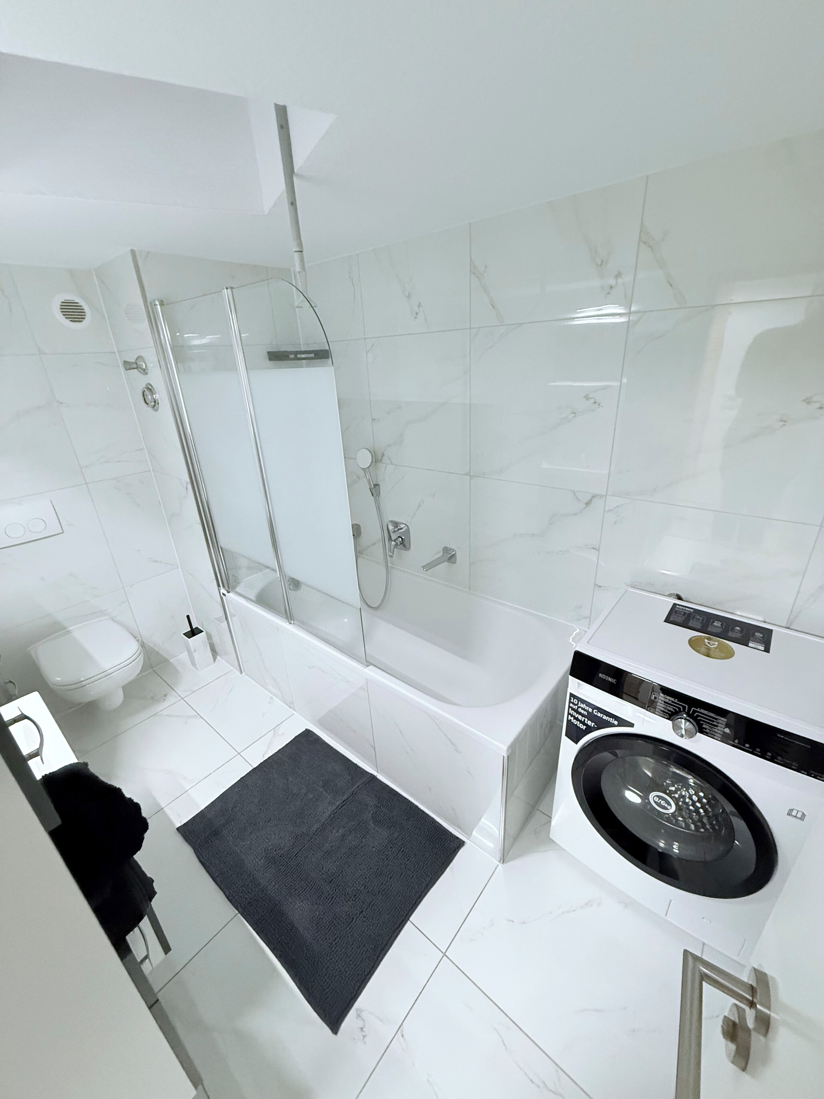 Haartrockner, Handtücher, Seife, Toilettenpapier