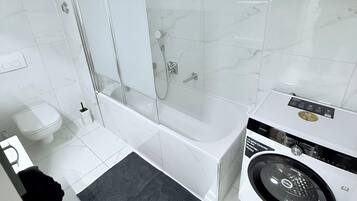 Secadora de cabello, toallas, jabón, papel de baño