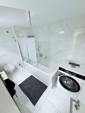 Hair dryer, towels, soap, toilet paper - StudioApart 03 - Coburg City (Coburg)