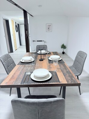 Dining - StudioApart 03 - Coburg City (Coburg)