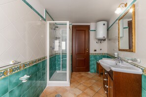 Regadera, secadora de cabello, bidet, toallas
