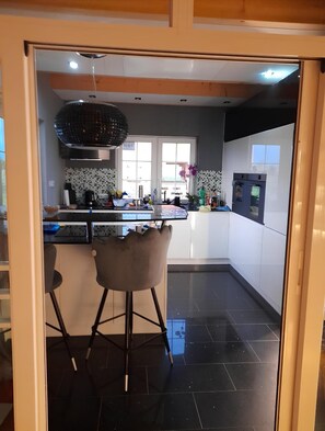 Refrigerador, microondas, horno, placa de cocina