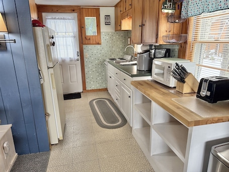 Villa, 2 Bedrooms | Private kitchen | Fridge, oven, coffee/tea maker, toaster