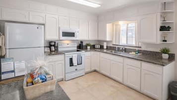 Apartment, 2 Bedrooms | Private kitchen