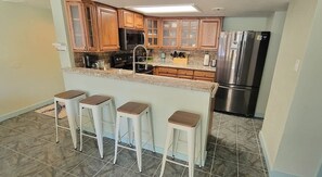 Condo, 2 habitaciones | Cocina privada | Refrigerador, horno, cafetera y tetera y tostadora