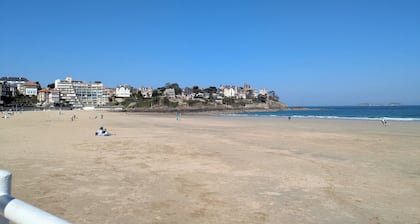un appart Ă la mer, juste Ă descendre les escaliers et vous ĂȘtes sur la plage!
