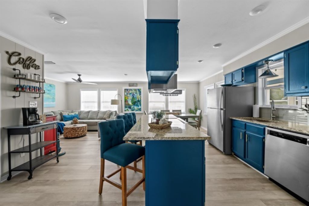 Réfrigérateur, four à micro-ondes, un four, surface de cuisson