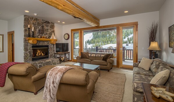 Smart TV, fireplace - Ski-In/Ski-Out Condo with Fireplaces + Mountain Views! (Gallatin Gateway)