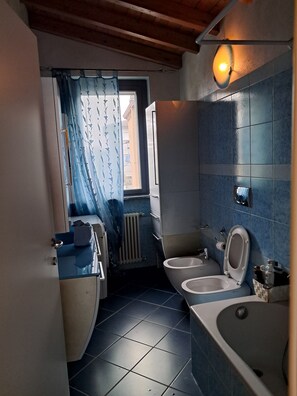 Haartrockner, Bidet, Handtücher, Seife