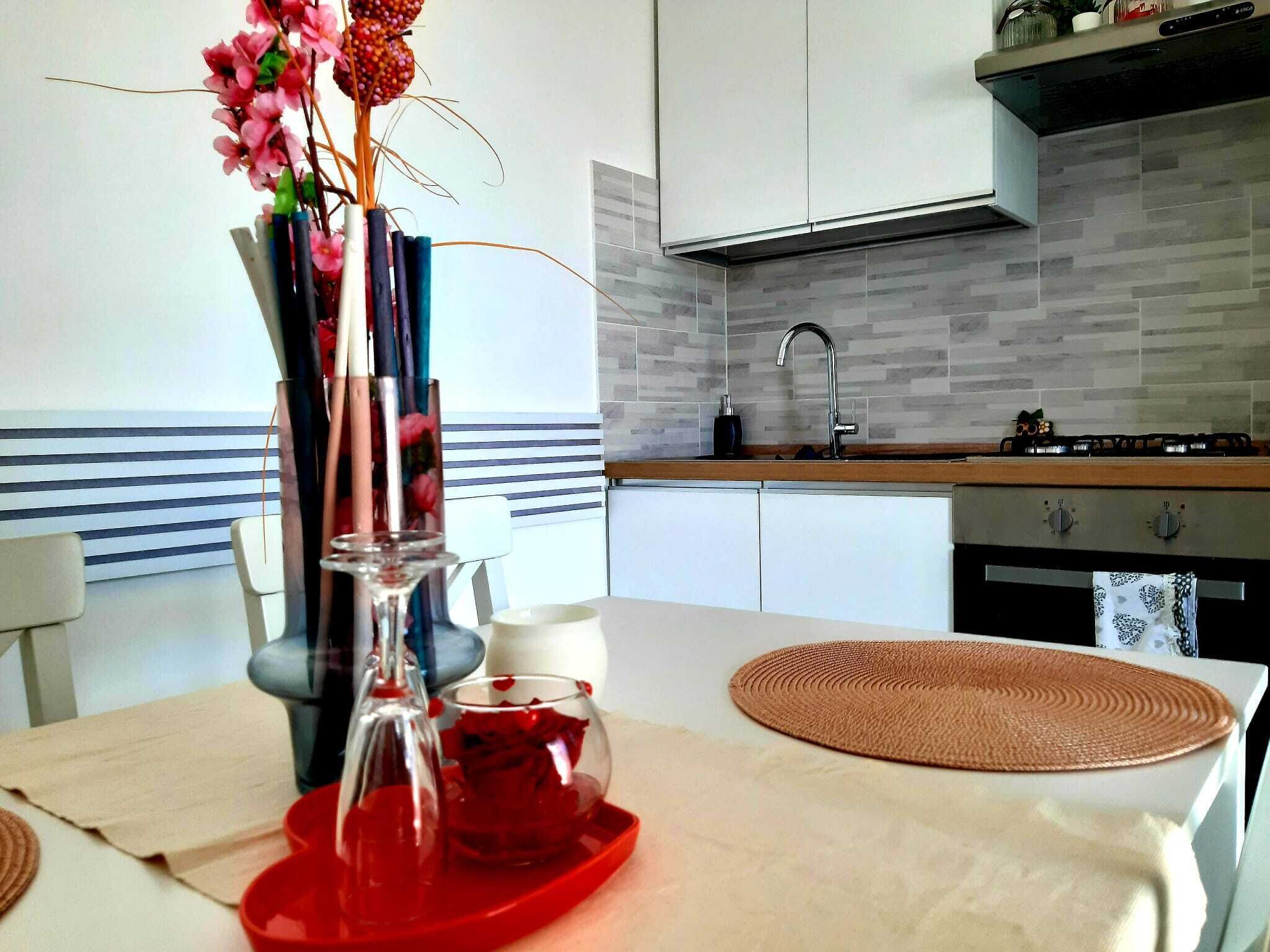 Mikrowelle, Ofen, Herdplatte, Wasserkocher mit Kaffee-/Teezubehör