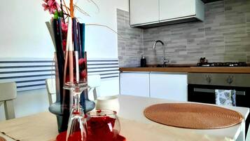 Micro-ondes, four, plaque de cuisson, cafetiĂšre/bouilloire