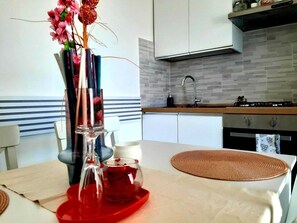 Micro-ondes, four, plaque de cuisson, cafetière/bouilloire