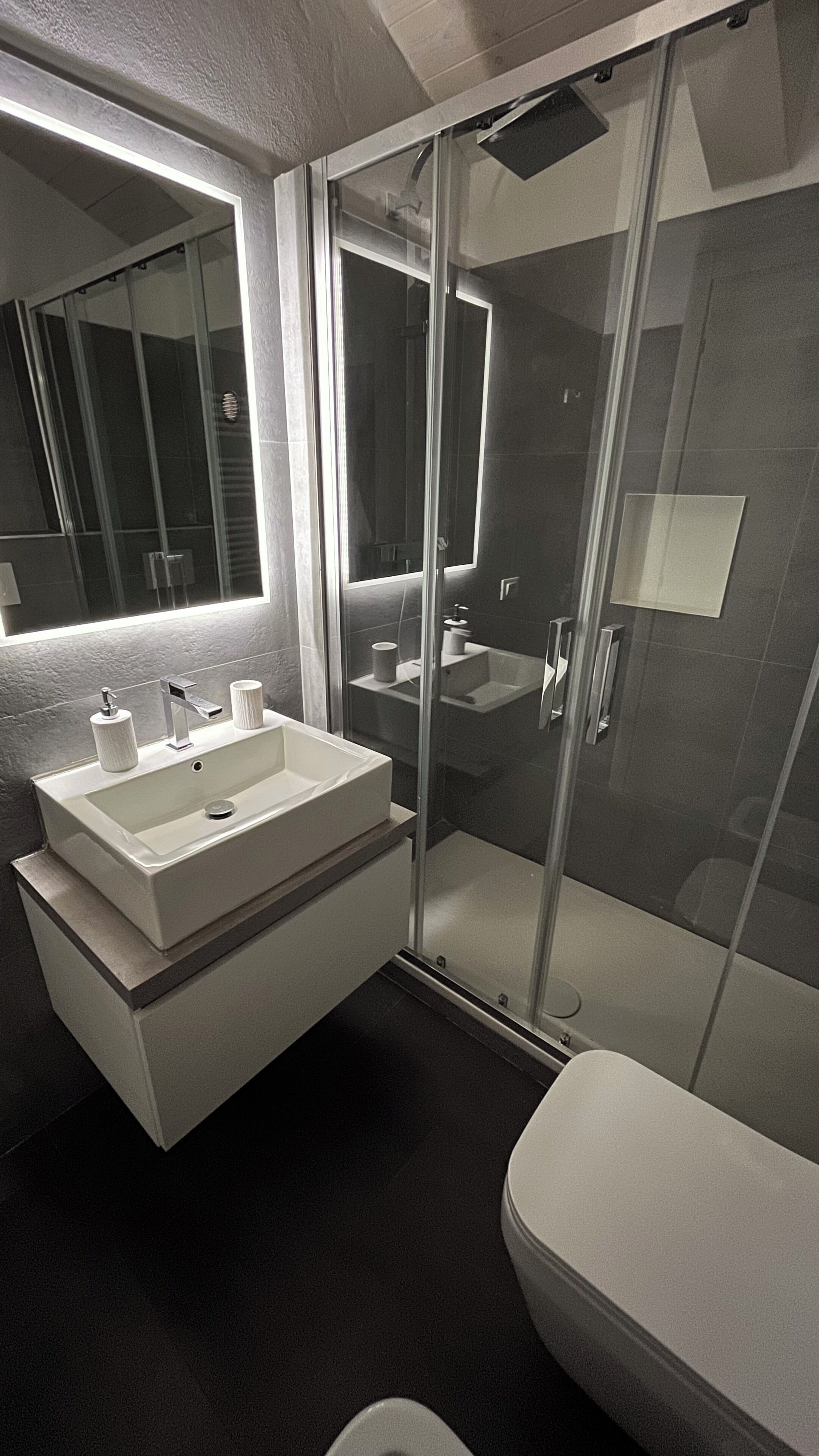 Bruser, hårtørrer, bidet, håndklæder