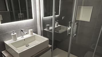 Dusj, hårføner, bidé og håndklær