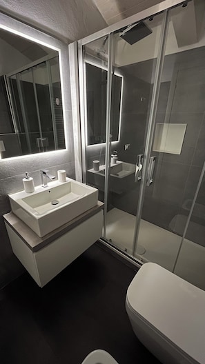 Dusj, hårføner, bidé og håndklær