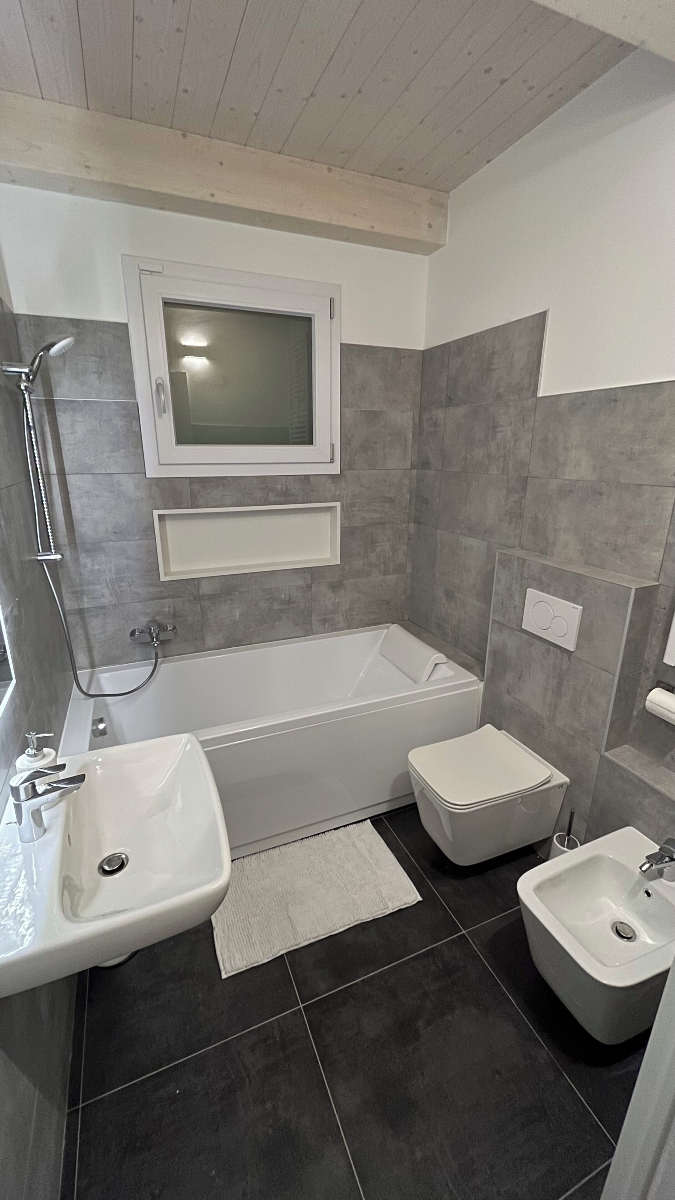 Dusche, Haartrockner, Bidet, Handtücher