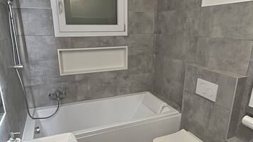 Dusche, Haartrockner, Bidet, Handtücher