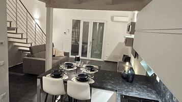 Mikrobølgeovn, ovn, kokeplater og oppvaskmaskin