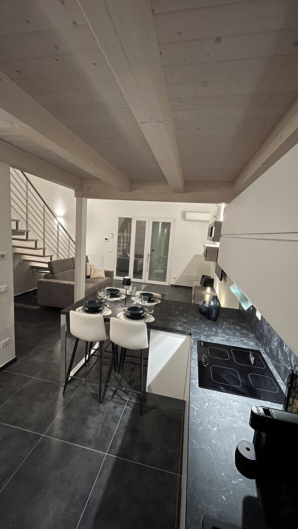 Mikrobølgeovn, ovn, kokeplater og oppvaskmaskin