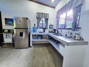 Micro-ondes, plaque de cuisson, cafetière/bouilloire, blender