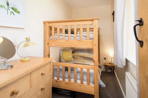4 habitaciones, tabla de planchar con plancha y cuna de viaje 