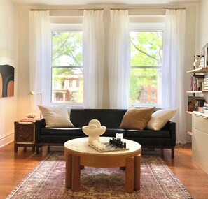 Bøker og stereoanlegg