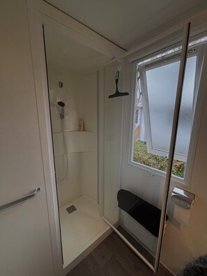 Dusche, Haartrockner, Toilettenpapier