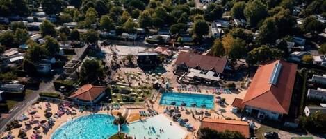 Een binnenzwembad en een buitenzwembad