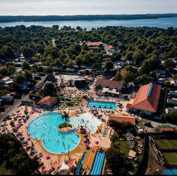 Alberca techada y alberca al aire libre